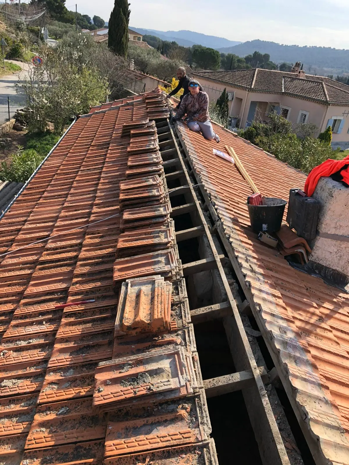 artisan couvreur Salon-de-Provence accompagnant chaque client avec un suivi personnalisé du premier contact à la fin du chantier