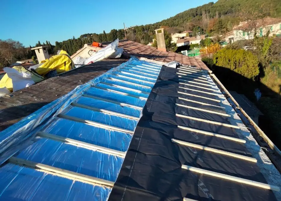 couvreur à Salon-de-Provence disponible pour devis gratuit, conseils personnalisés et prise en charge rapide de vos travaux de toiture