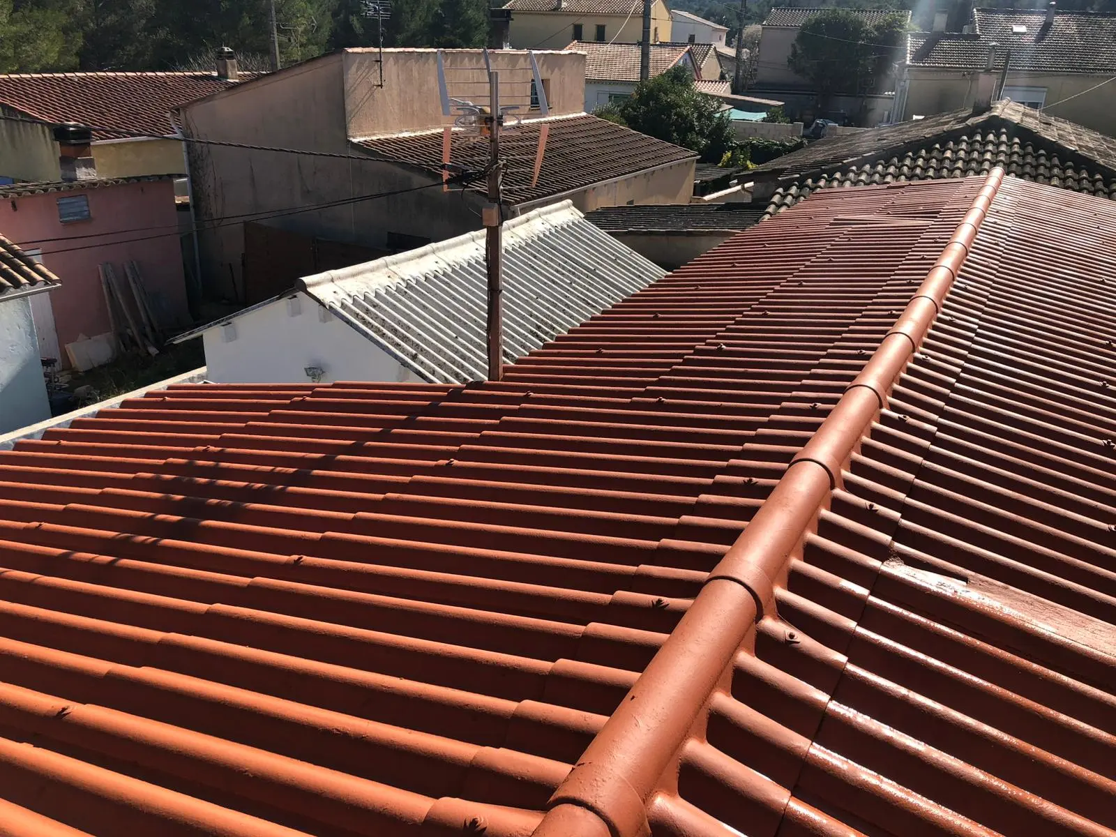 nettoyage toiture Salon-de-Provence avec application d’un traitement hydrofuge pour protéger durablement la toiture contre l’humidité