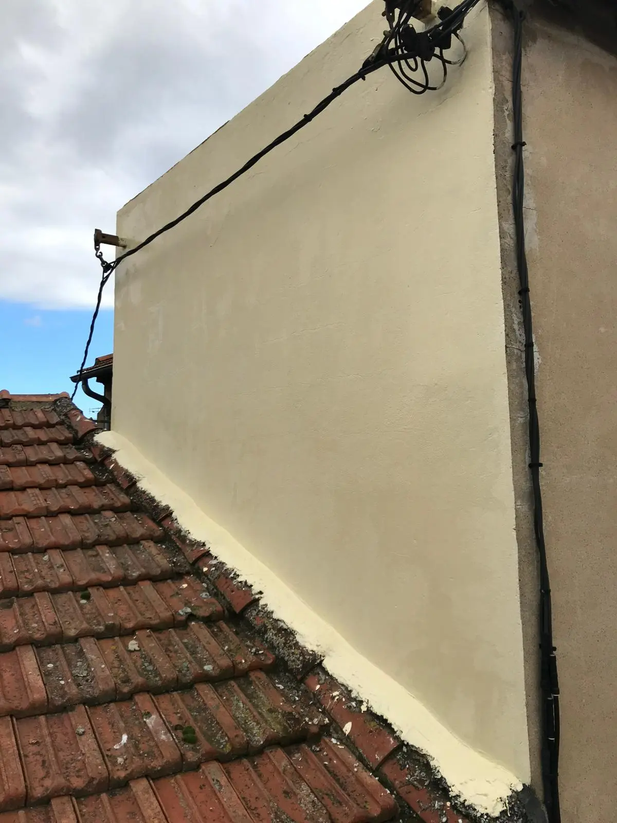 ravalement façade Salon-de-Provence avec application d’enduit façade et réparation des fissures pour une surface homogène