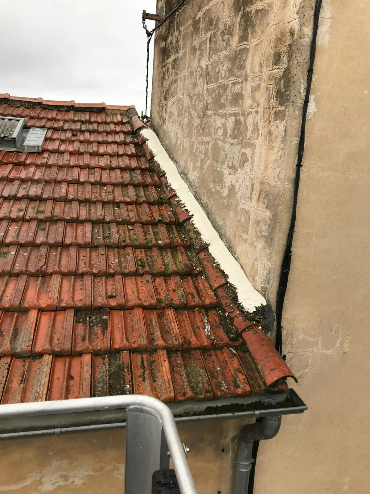 ravalement façade Salon-de-Provence avec nettoyage des murs, élimination des salissures, mousses et traces de pollution