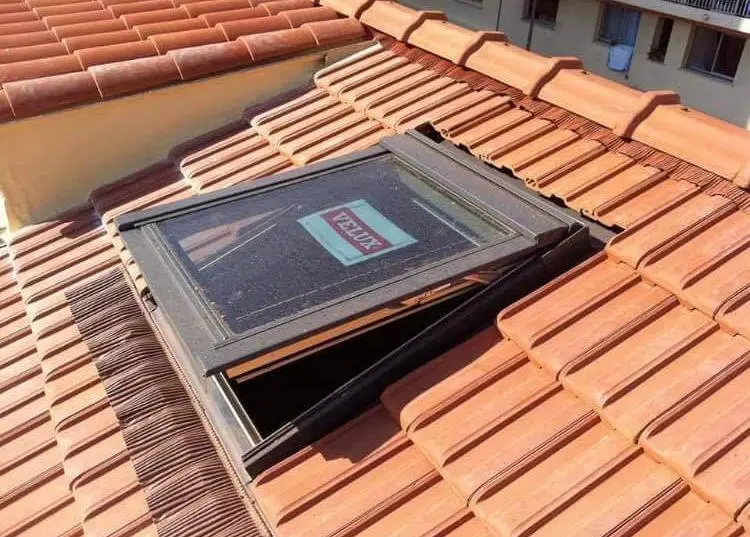 rénovation toiture Salon-de-Provence avec pose de Velux pour améliorer la luminosité et le confort sous toiture