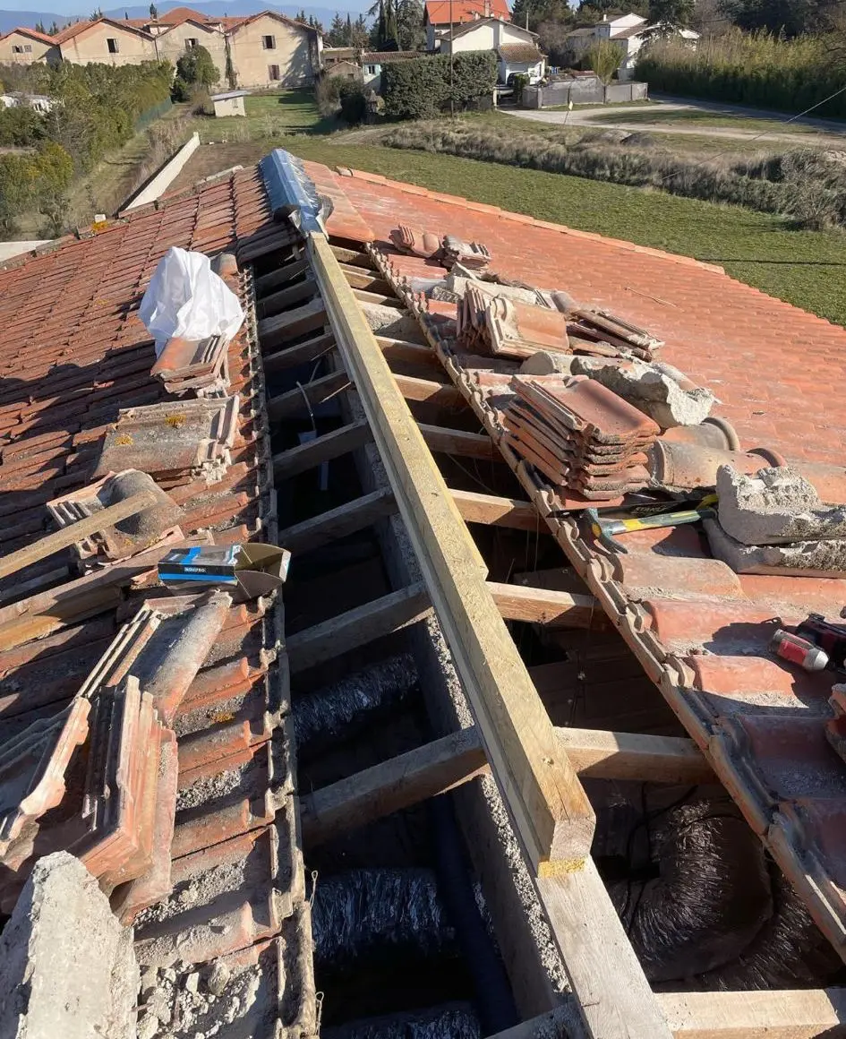 rénovation toiture Salon-de-Provence incluant réparation de tuiles cassées, faîtage fragilisé et étanchéité de la couverture