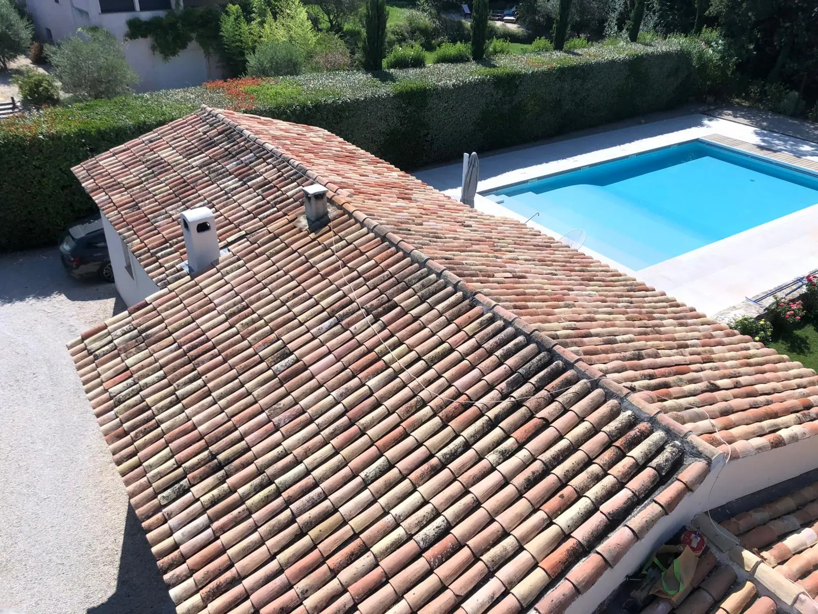 services toiture Salon-de-Provence réalisés par un artisan couvreur pour rénovation, nettoyage, ravalement et urgence toiture