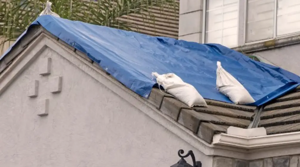 urgence toiture Salon-de-Provence avec bâchage de la toiture pour mise hors d’eau et protection provisoire contre les intempéries